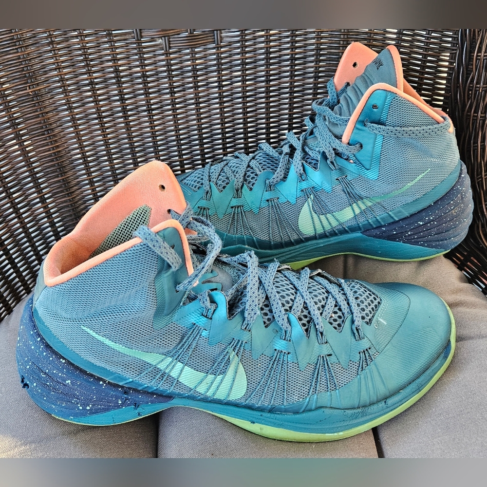 Men's size 12.5 Hyperdunk basketball shoes